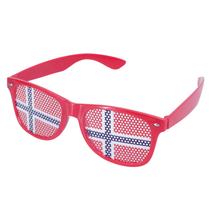 Solbriller med norsk flagg i rødt, hvitt og blått